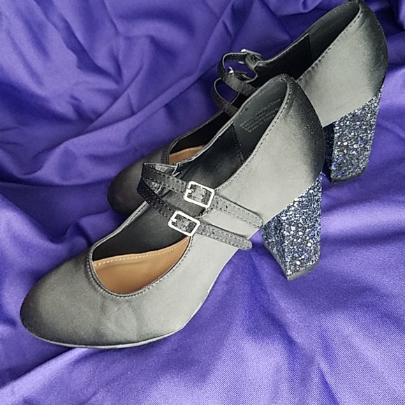 Report size 8 pumps w/ glitter heal - Picture 3 of 5